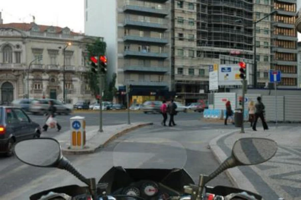 A constante recolha de informação sobre o ambiente rodoviário, a sua análise e comparação com dados existentes na memória: — pergunta R11Q0309 do exame de código IMT