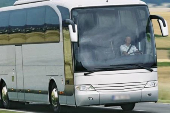 O condutor de um autocarro quando se prepara para iniciar a marcha, deve observar os espelhos retrovisores e efectuar a respectiva sinalização, já que — pergunta R11Q0312 do exame de código IMT