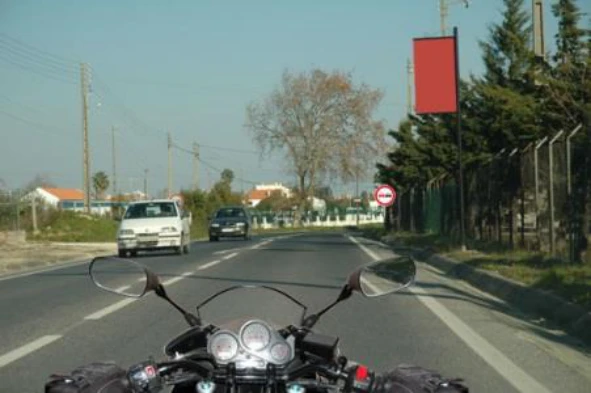 Ao conduzir um motociclo, o condutor deve certificar-se: — pergunta R11Q0316 do exame de código IMT
