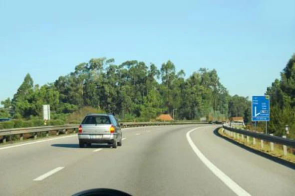 Ao realizar a manobra de ultrapassagem o condutor deve retomar a direita logo que: — pergunta R11Q0325 do exame de código IMT
