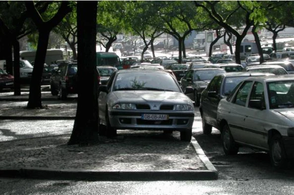 Considera-se que o veículo em cima do passeio: — pergunta R11Q0332 do exame de código IMT