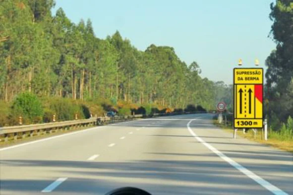 Perante o sinal de fundo amarelo fico a saber que: — pergunta R11Q0340 do exame de código IMT