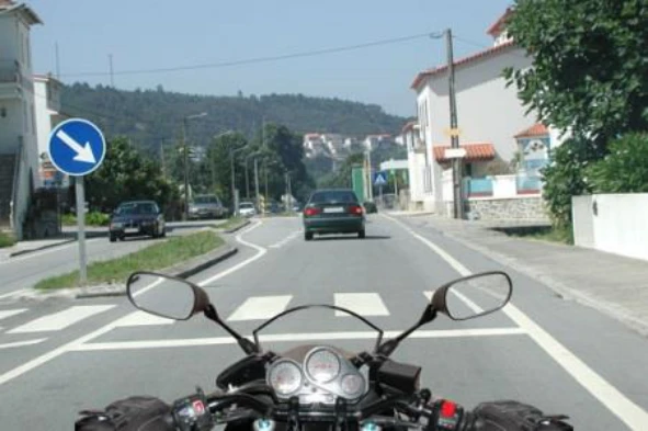 Se um motociclista estacionar o seu veículo nas passagens assinaladas para a travessia de peões, incorre numa contra-ordenação: — pergunta R11Q0357 do exame de código IMT