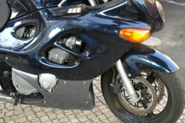 Na condução de motociclos de duas rodas, o risco da perda de aderência é uma séria probabilidade: — pergunta R11Q0366 do exame de código IMT