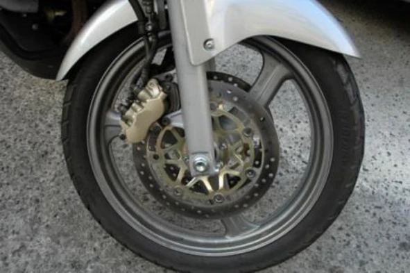 Na condução de motociclos, a utilização do travão da roda da frente deve: — pergunta R11Q0379 do exame de código IMT