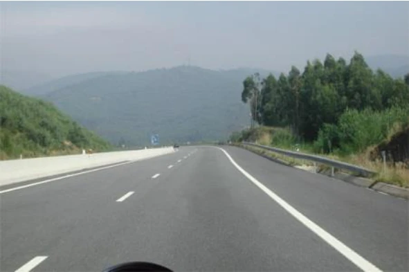 Uma das principais características de uma auto-estrada é: — pergunta R11Q0381 do exame de código IMT