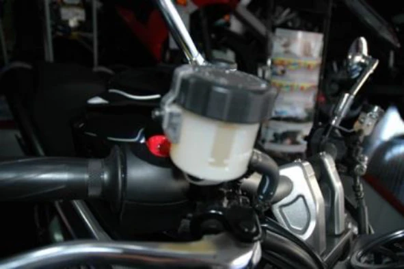 O líquido dos travões de motociclos pode ser nivelado pelo máximo? — pergunta R12Q0010 do exame de código IMT