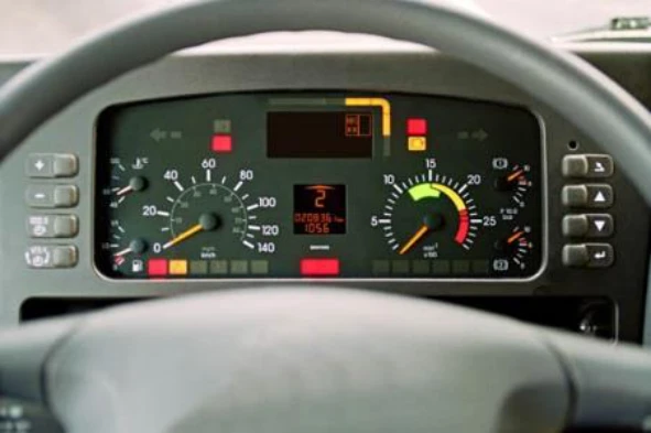 Nos automóveis pesados é admitida a utilização de limitadores de velocidade não homologados? — pergunta R12Q0027 do exame de código IMT