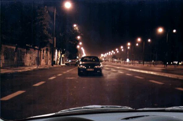 Este veículo pode transitar com as luzes desligadas? — pergunta R12Q0030 do exame de código IMT