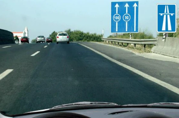 Se nesta faixa de rodagem transitar um veículo à velocidade de 100 km/h, comete uma infracção? — pergunta R12Q0046 do exame de código IMT