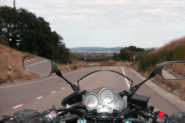 Circulo a 100 K/h e em 4ª velocidade, se precisar de reduzir a velocidade, é aconselhável a redução directa para 2ª? — pergunta R12Q0051 do exame de código IMT