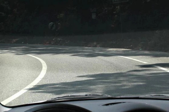 É proibido estacionar nas curvas? — pergunta R12Q0057 do exame de código IMT