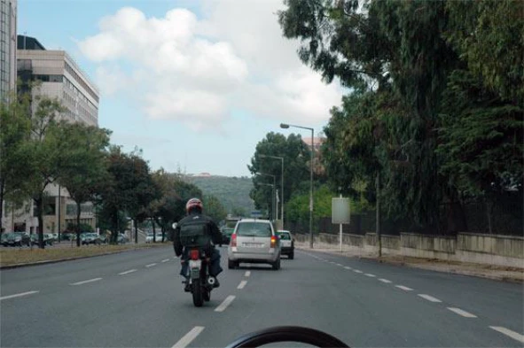 Sempre que pretender mudar de via de trânsito estou obrigado a assinalar a manobra? — pergunta R12Q0060 do exame de código IMT