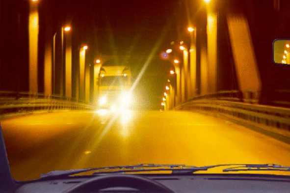 O condutor com o qual me vou cruzar faz uso das luzes de estrada. Comete uma contra-ordenação? — pergunta R12Q0066 do exame de código IMT