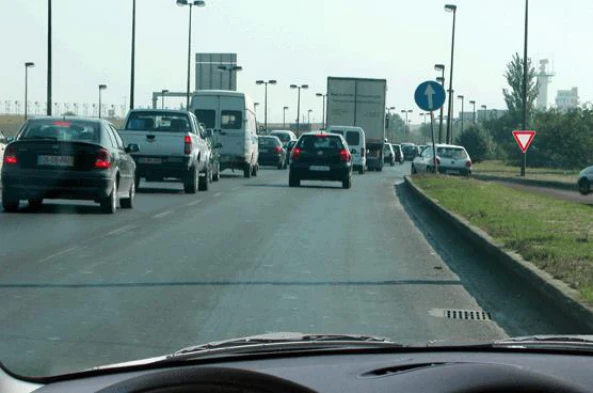 Os condutores que se apresentam pela minha direita têm o dever de ceder a passagem? — pergunta R12Q0067 do exame de código IMT
