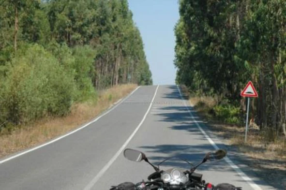 Na condução de um motociclo, pode utilizar-se um intercomunicador para comunicar com o passageiro? — pergunta R12Q0100 do exame de código IMT