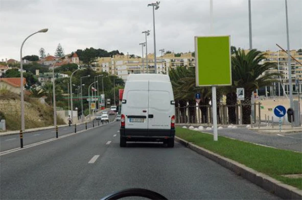 Posso efectuar a manobra de marcha atrás até ao entroncamento anterior que se encontra a uma distância de 250 metros? — pergunta R12Q0128 do exame de código IMT