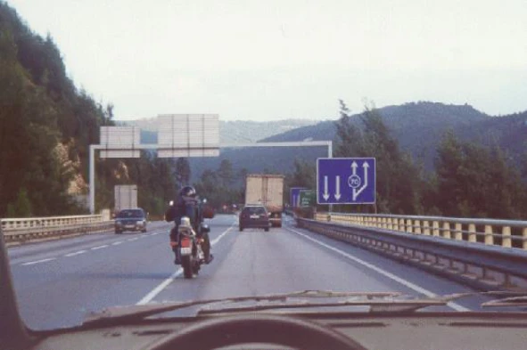 Posso ultrapassar, pela direita, o motociclo que circula a 60 Km/h? — pergunta R12Q0136 do exame de código IMT