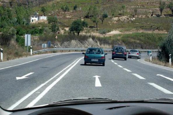 Neste local a ultrapassagem é permitida? — pergunta R12Q0139 do exame de código IMT