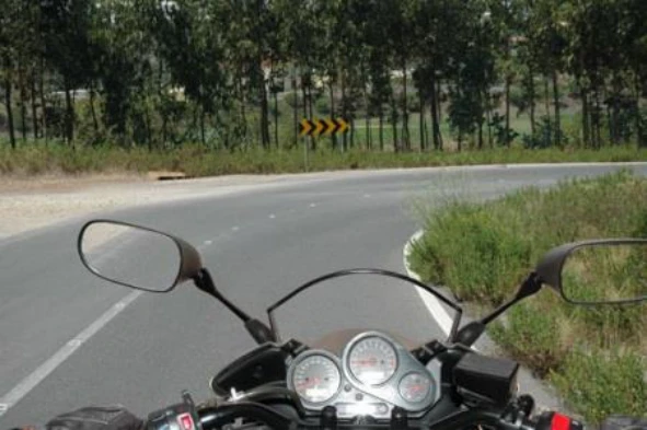 Nesta estrada nacional e logo após a curva, posso encontrar a circular um conjunto de veículos constituído por tractor agrícola com reboque? — pergunta R12Q0164 do exame de código IMT