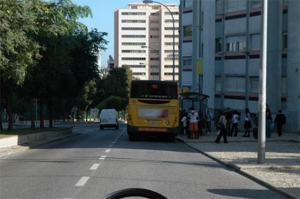 Perante a paragem do veículo de transporte de passageiros, posso mudar de via de trânsito? — pergunta R12Q0165 do exame de código IMT