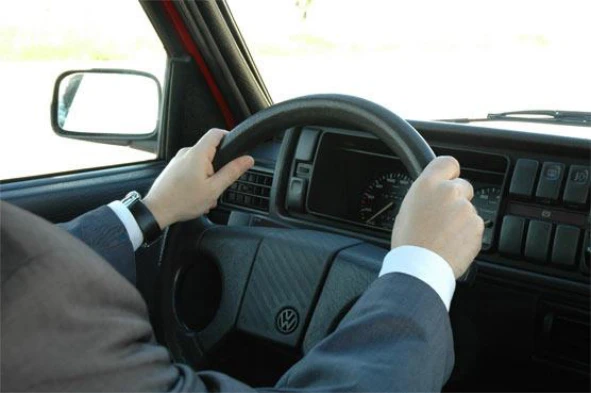 Durante a condução posso utilizar um telemóvel dotado de um único auricular? — pergunta R12Q0172 do exame de código IMT