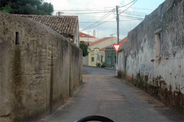 Posso efectuar a manobra de marcha atrás neste local? — pergunta R12Q0184 do exame de código IMT