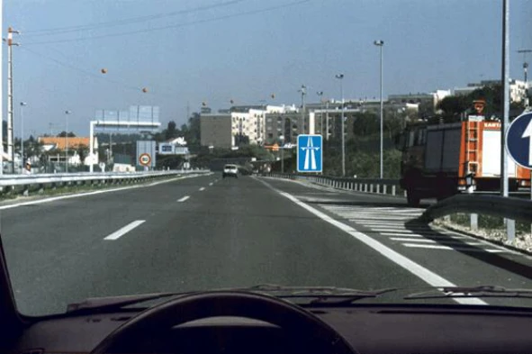 O condutor que entre na auto-estrada tem o dever de ceder a passagem? — pergunta R12Q0209 do exame de código IMT