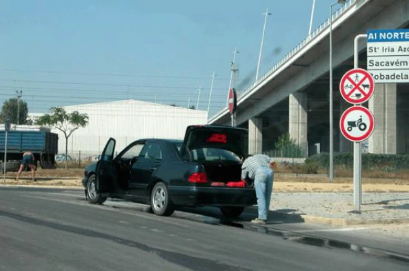 É proibido estacionar de forma a provocar embaraço para o trânsito? — pergunta R12Q0211 do exame de código IMT