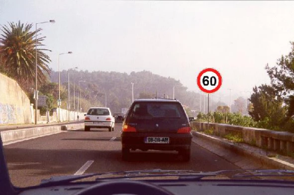 Após o sinal, posso circular a 70 Km/h? — pergunta R12Q0215 do exame de código IMT