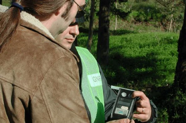 Um condutor fiscalizado a conduzir com uma taxa de álcool, superior a 0,5 g/l, fica impedido de conduzir? — pergunta R12Q0222 do exame de código IMT
