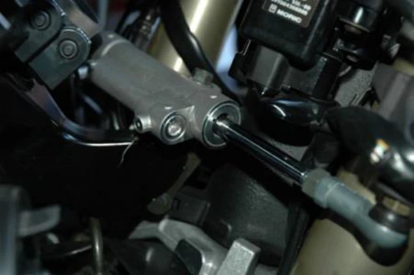 O condutor pode regular ou mandar regular o amortecedor de direcção do seu motociclo? — pergunta R12Q0224 do exame de código IMT
