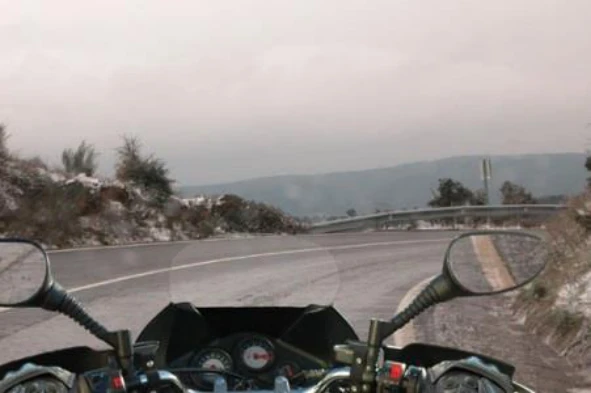 Na condução de um motociclo de duas rodas em situação de piso com gelo, é correcto dizer-se que o condutor nunca deve travar? — pergunta R12Q0225 do exame de código IMT
