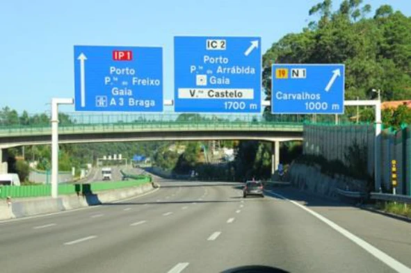 A sinalização de cor azul que se encontra na via de trânsito onde circulo chama-se: — pergunta R12Q0228 do exame de código IMT