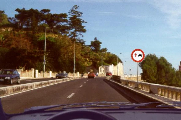 Este sinal informa o motociclista que: — pergunta R12Q0256 do exame de código IMT