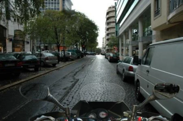 Na condução de um motociclo de duas rodas em piso molhado: — pergunta R12Q0269 do exame de código IMT