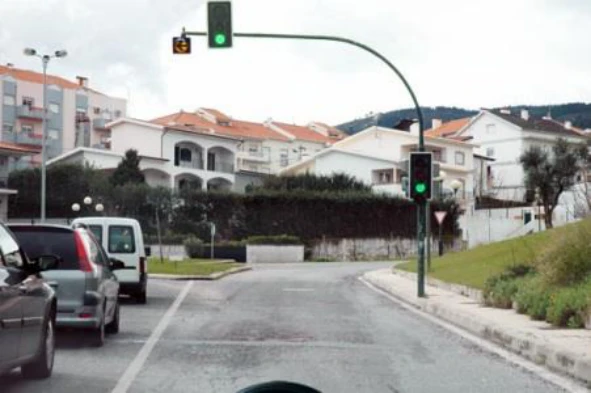 Nesta situação, devo saber que a luz amarela intermitente significa que: — pergunta R12Q0287 do exame de código IMT
