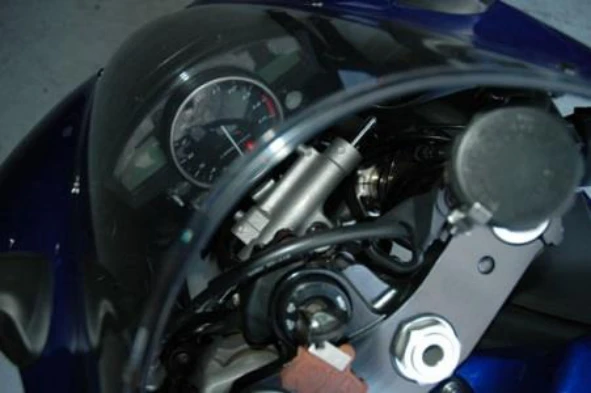 Por norma, os motociclos de tipo desportivo/estrada equipados com amortecedor hidro-mecânico da direcção apresentam, quanto à sua afinação/regulação: — pergunta R12Q0288 do exame de código IMT