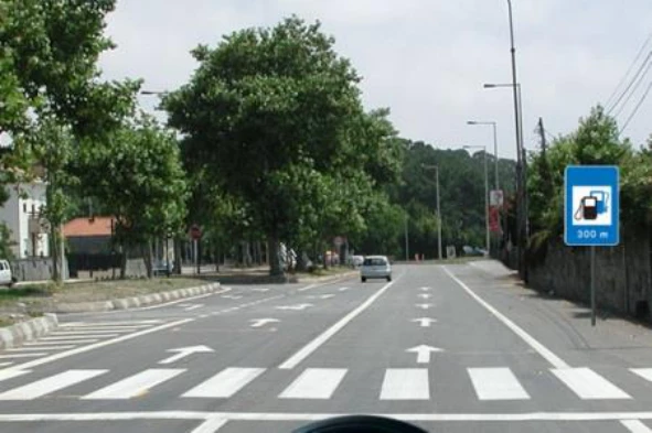 Perante este sinal, um condutor deve saber que: — pergunta R12Q0305 do exame de código IMT