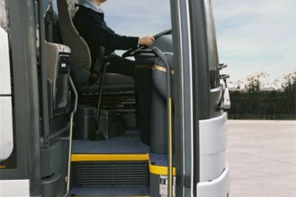 Na condução de um autocarro interurbano que transporte crianças em idade escolar e em pé, o condutor deve: — pergunta R12Q0313 do exame de código IMT