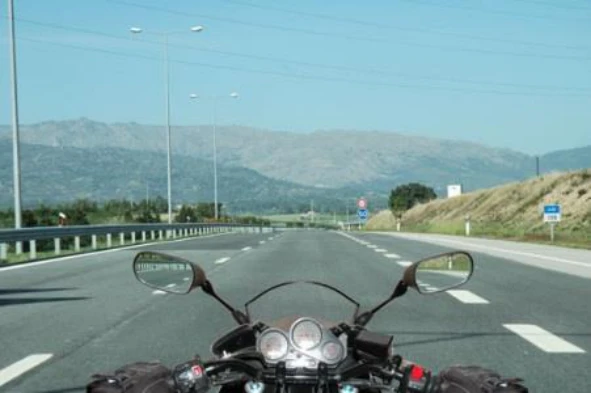 Um motociclista em andamento não pode: — pergunta R12Q0321 do exame de código IMT