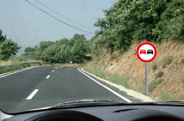 Perante a sinalização, estão proibidos de realizar a manobra de ultrapassagem: — pergunta R12Q0328 do exame de código IMT