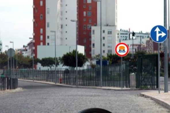 O sinal de fundo branco indica trânsito proibido a: — pergunta R12Q0337 do exame de código IMT