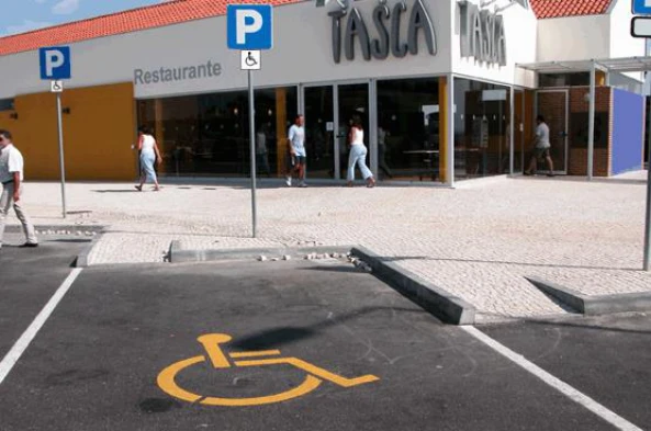 Neste local, o estacionamento é condicionado a: — pergunta R12Q0339 do exame de código IMT