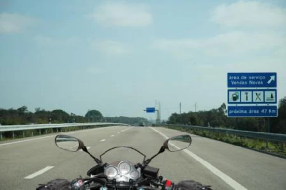 Como devo proceder quando circulo em auto-estrada? — pergunta R12Q0366 do exame de código IMT