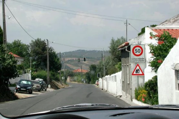 Após a sinalização devo moderar a velocidade, porque: — pergunta R12Q0369 do exame de código IMT