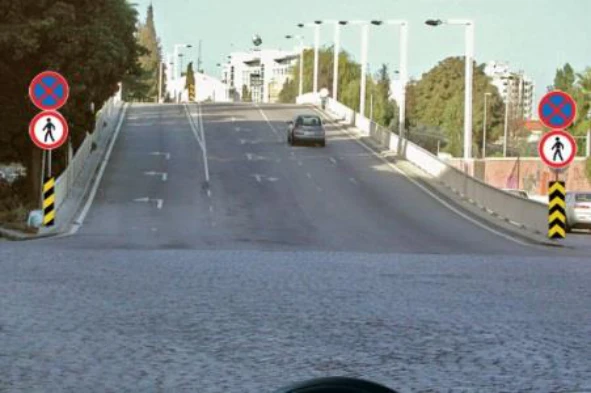 O sinal vertical de fundo branco indica-me: — pergunta R12Q0378 do exame de código IMT