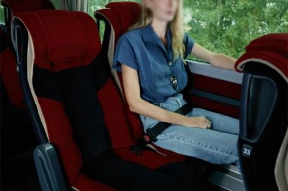 O condutor de um autocarro deve efectuar uma condução especialmente cuidada e suave, quando: — pergunta R12Q0390 do exame de código IMT