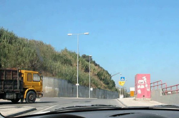 Se o condutor do automóvel pesado não me ceder a passagem, o que devo fazer? — pergunta R12Q0397 do exame de código IMT