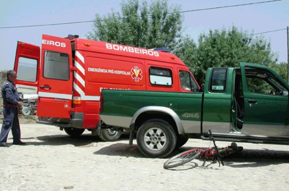 Os condutores das ambulâncias, ao fazerem o transporte de vítimas para o hospital, podem, em caso de necessidade: — pergunta R13Q0015 do exame de código IMT